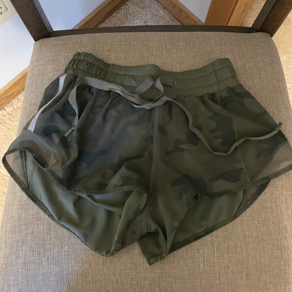 LULULEMON CAMO RETIRED SHORTS SIZE 2 - Picture 2 of 2